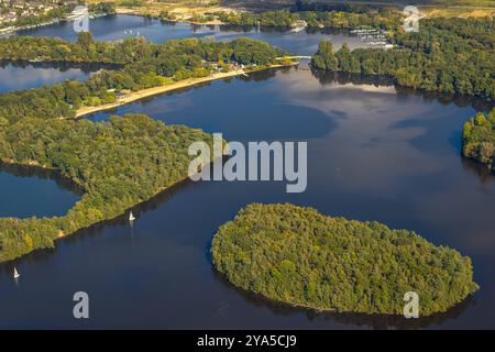 Luftbild, Sechs-Seen-Platte, Wald und Segelboot, Wedau, Duisburg, Ruhrgebiet, Nordrhein-Westfalen, Deutschland ACHTUNGxMINDESTHONORARx60xEURO *** Luftaufnahme, sechs Seen Platte, Wald und Segelboot, Wedau, Duisburg, Ruhrgebiet, Nordrhein-Westfalen, Deutschland ATTENTIONxMINDESTHONORARx60xEURO Stockfoto