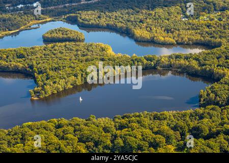 Luftbild, Sechs-Seen-Platte, Wald und Segelboot, Wedau, Duisburg, Ruhrgebiet, Nordrhein-Westfalen, Deutschland ACHTUNGxMINDESTHONORARx60xEURO *** Luftaufnahme, sechs Seen Platte, Wald und Segelboot, Wedau, Duisburg, Ruhrgebiet, Nordrhein-Westfalen, Deutschland ATTENTIONxMINDESTHONORARx60xEURO Stockfoto