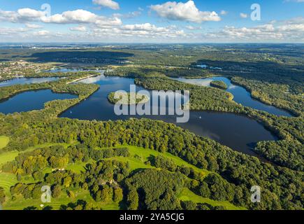 Luftbild, Sechs-Seen-Platte, Wald und Segelboot, Fernsicht und blauer Himmel mit Wolken, Wedau, Duisburg, Ruhrgebiet, Nordrhein-Westfalen, Deutschland ACHTUNGxMINDESTHONORARx60xEURO *** Luftaufnahme, sechs Seen Platte, Wald und Segelboot, Fernsicht und blauer Himmel mit Wolken, Wedau, Duisburg, Ruhrgebiet, Nordrhein-Westfalen, Deutschland ACHTUNGxMINDESTHONORARx60xEURO Stockfoto