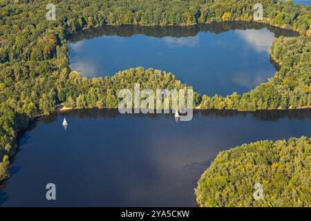 Luftbild, Sechs-Seen-Platte, Wald und Segelboot, Wedau, Duisburg, Ruhrgebiet, Nordrhein-Westfalen, Deutschland ACHTUNGxMINDESTHONORARx60xEURO *** Luftaufnahme, sechs Seen Platte, Wald und Segelboot, Wedau, Duisburg, Ruhrgebiet, Nordrhein-Westfalen, Deutschland ATTENTIONxMINDESTHONORARx60xEURO Stockfoto