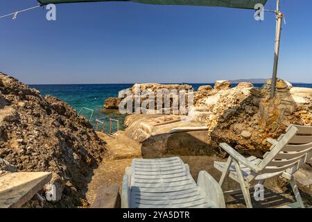 Halbinsel Peljesac, ruhige und friedliche Strände, leer, keine Touristen, Erholung außerhalb der Saison, kleine Stadt Trpanj Stockfoto