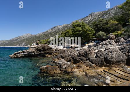 Halbinsel Peljesac, ruhige und friedliche Strände, leer, keine Touristen, Erholung außerhalb der Saison, kleine Stadt Trpanj Stockfoto