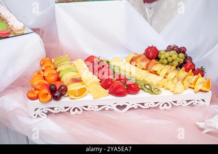 Exquisite Obstplatte mit Eleganz und farbenfroher Vielfalt. Stockfoto