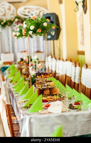 Elegantes Banketttisch-Set für eine große Feier mit Blumendekor. Stockfoto