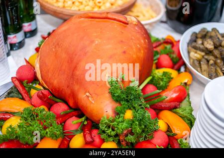 Eine üppige Auswahl an Gourmet-Fleisch und frischem Gemüse in einer lebhaften Festwoche. Stockfoto