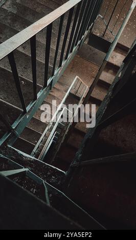Alte Treppe in einem Slumhaus Stockfoto