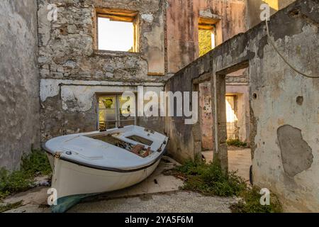 Ein undichtes altes Fischerboot, das im Hafen von Trpanj an Land gespült wurde Stockfoto