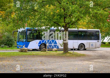 Veldenz, Deutschland - 7. Oktober 2024: Ein öffentlicher Bus mit gebrochener Windschutzscheibe und anderen Schäden, nachdem er auf einen Strommast gestoßen ist und eine Kurve abbiegt. Stockfoto