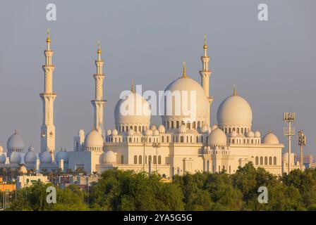 Abu Dhabi, Vereinigte Arabische Emirate - 22. April 2023: Große Scheich-Zayid-Moschee in der Abenddämmerung Stockfoto