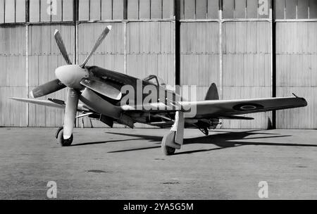 Ein Supermarine Seafang, ein britisches Kampfflugzeug mit Rolls-Royce Griffon-Antrieb, das für den Einsatz in der Marine entwickelt wurde. Es basiert auf der Spiteful, einer Entwicklung des Griffon-Triebwerks Spitfire von Supermarine. Zu dieser Zeit war die Spitfire jedoch ein 10 Jahre altes Design während einer Zeit der rasanten technischen Entwicklung in der Luftfahrt und die Seafang war durch Jet-Flugzeuge veraltet, nur 18 wurden gebaut. Stockfoto