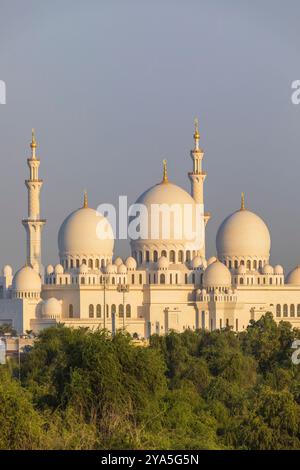 Abu Dhabi, Vereinigte Arabische Emirate - 22. April 2023: Große Scheich-Zayid-Moschee in der Abenddämmerung Stockfoto