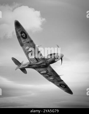 Die 1941 eingeführte Supermarine Spitfire Mark V war die zahlreichste Marke von Spitfire mit einem verstärkten Rumpf, verschiedenen Merlin-Motoren und drei verschiedenen Rüstungsbeschlägen; viele waren für Bomben ausgerüstet, normalerweise 250 oder 500 lb. Der Mk V übertraf die Messerschmitt 109E und hielt sich gegen den späteren 109F. Das britische einsitzige Kampfflugzeug wurde von der Royal Air Force und anderen alliierten Ländern vor, während und nach dem Zweiten Weltkrieg eingesetzt. Es war das einzige britische Kampfflugzeug, das während des gesamten Krieges kontinuierlich produziert wurde, wenn auch in vielen Marken (Versionen). Stockfoto