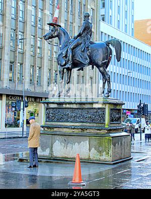 Glasgow, Schottland, Großbritannien. Oktober 2024. Das Wetter in Großbritannien: Kalt und nass, da der Herzog sich in die Luft zieht, während sein Pferd nicht so ist, wie die Touristen enttäuscht sind. Credit Gerard Ferry/Alamy Live News Stockfoto