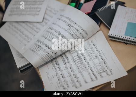 Schüler studieren Notenblätter und Notizen in einer College-Klasse Stockfoto