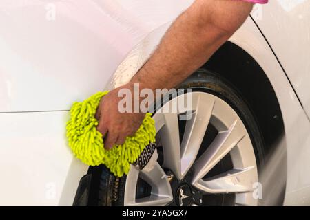 Umweltfreundliche Reinigung: Elektroautos zu Hause waschen Stockfoto