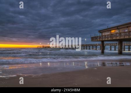 Sonnenaufgang am Bob Hall Pier in Corups Christi, Texas in der Nähe von Padre Island Stockfoto