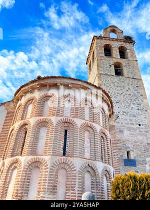 Mudéjar Apsis der Kirche. Zarzuela del Monte, Provinz Segovia, Castilla Leon, Spanien. Stockfoto