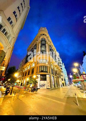 Fassade des Gebäudes, Blick auf die Nacht. Gran Via Street, Madrid, Spanien. Stockfoto