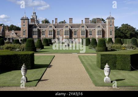 Blickling Hall - Jacobean Manor House, Blicking, Norfolk, England, Großbritannien - Außenansicht von Osten einschließlich Parterre Garden Stockfoto