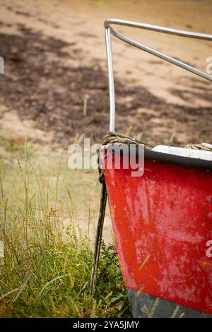 Ein Boot sitzt auf dem Sand, nah am Bug. Stockfoto