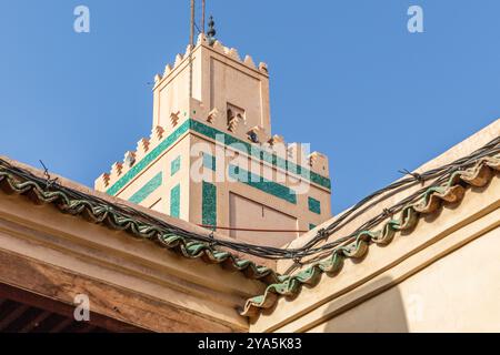 Minarett der Ben Youssef Moschee im Herzen der Medina von Marrakesch Stockfoto