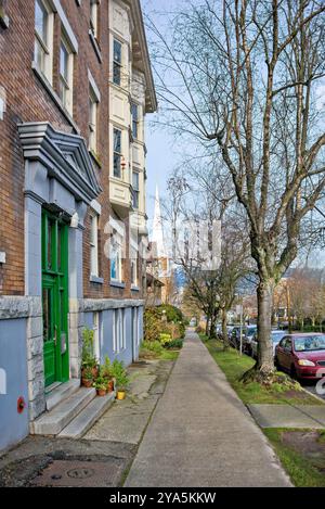 Gepflasterter Fußweg entlang einer Straße in Vancouver im Dezember Stockfoto