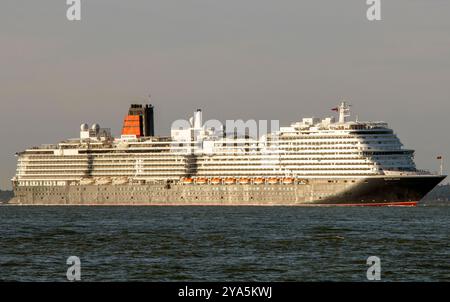 Cunard-Linienschiff Queen Anne im Solent, Abfahrt Southampton auf einer Kreuzfahrt Stockfoto