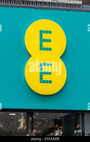 EE-Logo auf einer Hauptstraße des Mobiltelefongeschäfts in England, Großbritannien Stockfoto