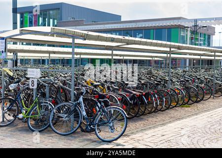 Brügge, Belgien - 11. Juli 2010 : Fahrräder parken vor dem Bahnhof Brügge. Platz zum Verstauen von Fahrrädern für Pendler, die mit dem Fahrrad zum Bahnhof fahren. Stockfoto