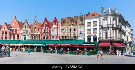 Brügge, Belgien - 11. Juli 2010: Grote Markt. Marktplatz, Grand Place. Cafés und Geschäfte rund um den historischen Platz auf der Nordseite. Stockfoto