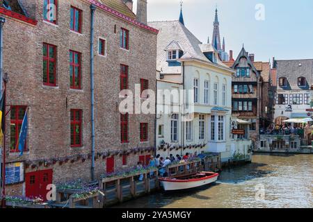 Brügge, Belgien - 11. Juli 2010 : Dijver Riverfront. Fährservice, Unterkunft und Abendessen am Dijver River. Stockfoto