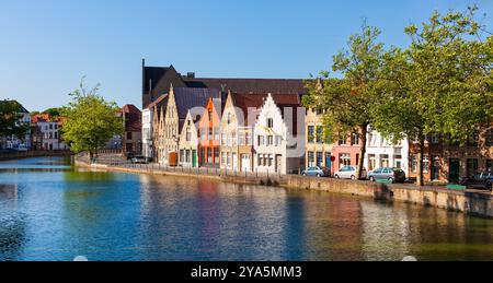 Langerei Canal, ruhiger Fluss, der durch die Stadt Brügge, Brügge, Belgien, fließt. Die Straße Potterierei am Ostufer. Stockfoto