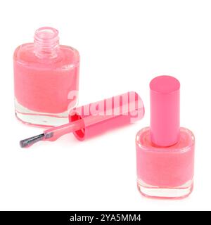 Rosa Nagellacke isoliert auf weißem Hintergrund. Collage. Freier Platz für Text. Stockfoto