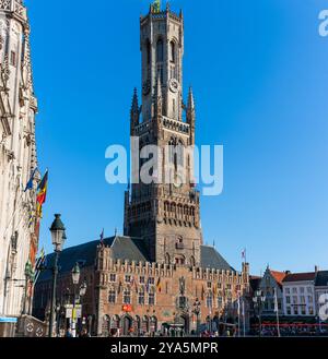 Brügge, Belgien - 11. Juli 2010 : der Glockenturm von Brügge. Belfort, mittelalterlicher Turm mit Blick auf den öffentlichen Platz, Grote Markt, Grand Place. Stockfoto