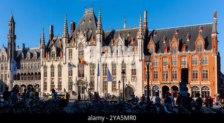 Brügge, Belgien - 11. Juli 2010 : das Provinzgericht und angrenzende Gebäude auf der Ostseite des Grand Place. Altes gotisches Gebäude im Revival-Stil. Stockfoto