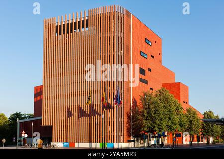 Brügge, Belgien - 11. Juli 2010 : Concertgebouw Brügge. Brügge Concert Hall, zeitgenössisches Konzert-, Tanz- und Kunstlokal mit Blick auf den 't Zand Platz. Stockfoto