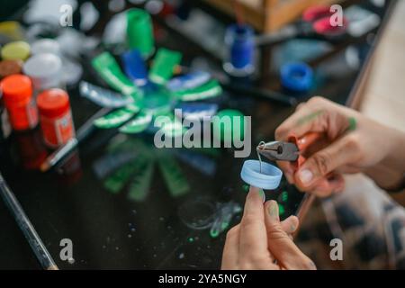 Selektive Fokussierung der Frau Hand mit Werkzeugen, um handgemachte Handarbeit zu machen Stockfoto