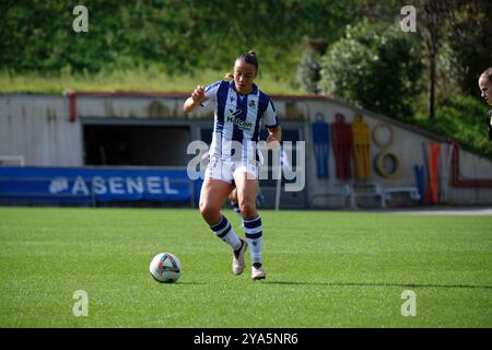 Zubieta, Spanien. Oktober 2024. Emma Rodriguez dribbelt den Ball. Quelle: Rubén Gil/Alamy Live News. Stockfoto