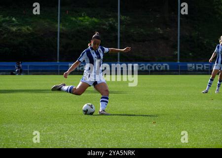 Zubieta, Spanien. Oktober 2024. Emma Rodriguez dribbelt den Ball. Quelle: Rubén Gil/Alamy Live News. Stockfoto