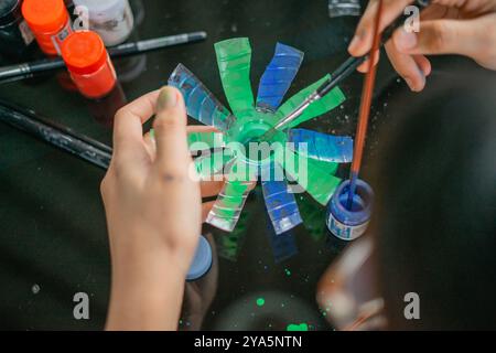 Bildausschnitt weibliche Handmalerei recycelter Kunststoffabfall Stockfoto