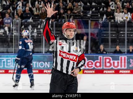 München, Deutschland. Oktober 2024. Hauptschiedsrichter Kilian Hinterdobler. GER, EHC Red Bull Muenchen gegen Duesseldorfer EG, Eishockey, DEL, 8. Spieltag, Saison 2024/2025, 11.10.2024. Foto: Eibner-Pressefoto/Heike feiner Credit: dpa/Alamy Live News Stockfoto