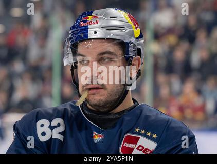 Chris DeSousa (EHC Red Bull Muenchen, #82) / Portrait / Portraet. GER, EHC Red Bull Muenchen gegen Duesseldorfer EG, Eishockey, DEL, 8. Spieltag, Saison 2024/2025, 11.10.2024. Foto: Eibner-Pressefoto/Heike Feiner Stockfoto