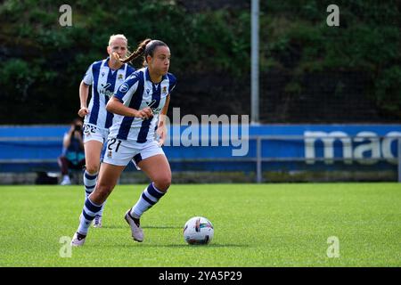 Zubieta, Spanien. Oktober 2024. Emma Rodriguez dribbelt den Ball. Quelle: Rubén Gil/Alamy Live News. Stockfoto