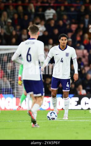 11. Oktober 2024; Vitality Stadium, Bournemouth, Qualifikationsspiel der Gruppe F Euro 2025, England U21 gegen Ukraine U21; Quansah of England übergibt den Ball an Morton Credit: Action Plus Sports Images/Alamy Live News Stockfoto