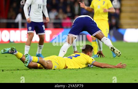 11. Oktober 2024; Vitality Stadium, Bournemouth, Qualifikationsspiel der Gruppe F Euro 2025, England U21 gegen Ukraine U21; Vivcharenko aus der Ukraine kollidiert mit Hutchinson aus England Credit: Action Plus Sports Images/Alamy Live News Stockfoto