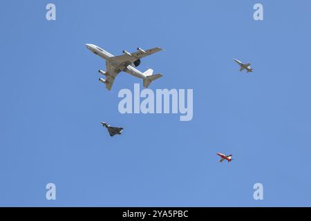 NATO 75th Anniversary Flypast - Boeing E-3A Sentry, Eurofighter EF2000, Northrop SF-5M und BAE Hawk bei der Royal International Air Tattoo 2024 Stockfoto