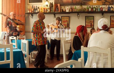 Havanna, Kuba - 1. April 2024: Gruppe von Musikern, die in einer privaten kubanischen Restaurant-Bar paladar mit Live-Musik für Gäste des Restaurants spielen. Stockfoto