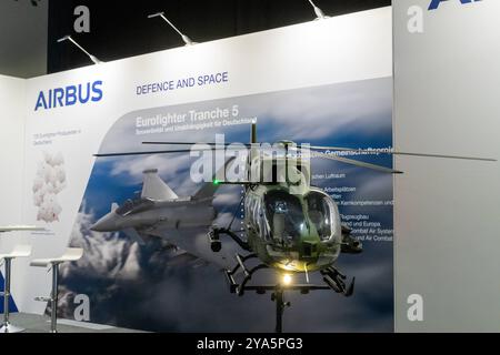 Augsburg, Bayern, Deutschland - 11. Oktober 2024: Modell eines Airbus-Hubschraubers H145M auf dem CSU Parteitag *** Modell von einem Airbus-Hubschrauber H145M auf dem CSU Parteitag Stockfoto