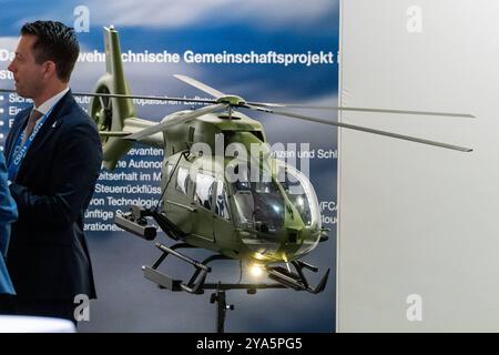 Augsburg, Bayern, Deutschland - 12. Oktober 2024: Modell eines Airbus-Hubschraubers H145M auf dem CSU Parteitag *** Modell von einem Airbus-Hubschrauber H145M auf dem CSU Parteitag Stockfoto