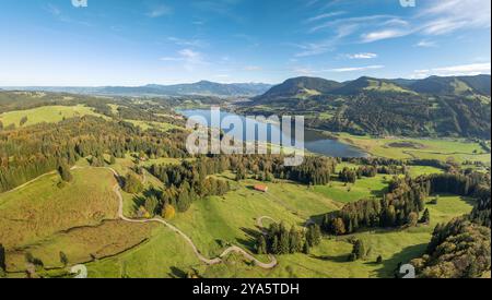 Luftlandschaft in den Allgäuer Alpen mit Alpsee neben Immenstadt, Bayern, Deutschland Stockfoto